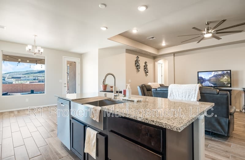 Los Lunas House: 3771 Santa Fe Trail