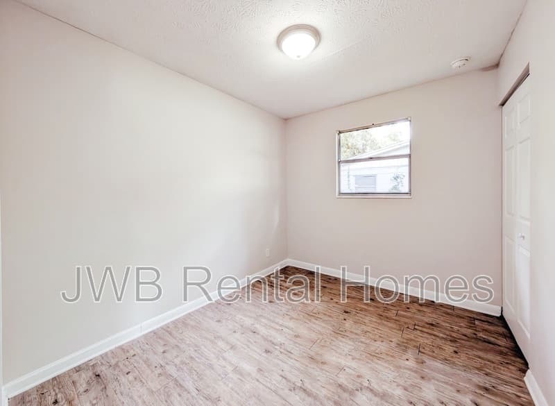 Jacksonville House: 7137 Eudine Dr N