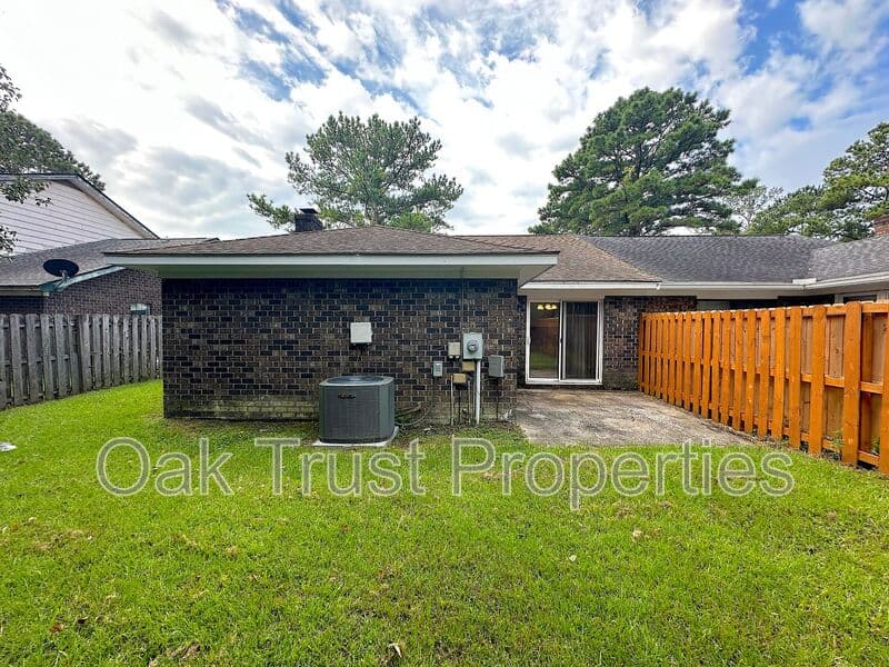 North Charleston House: 7794 McKnight Dr