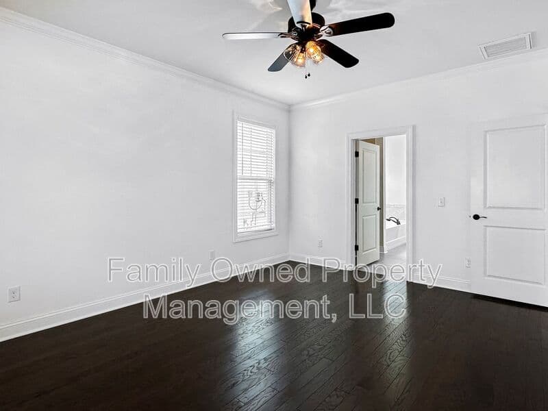 Summerville House: 128 Whaler Ave