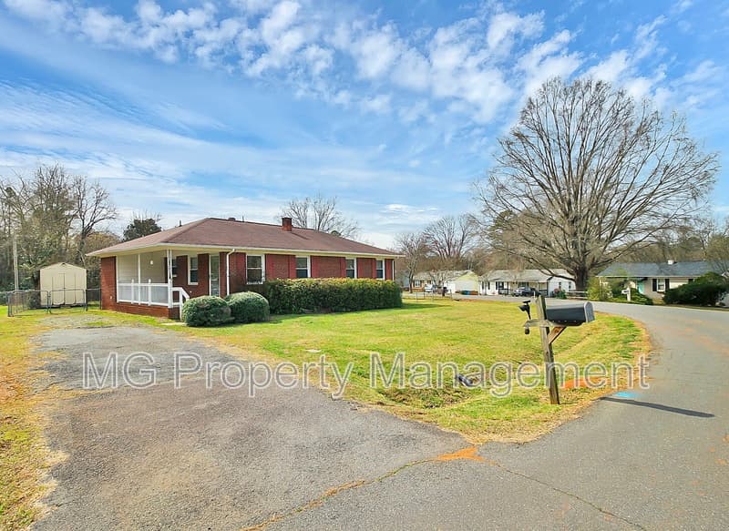 Pineville House: 243 Eden Circle