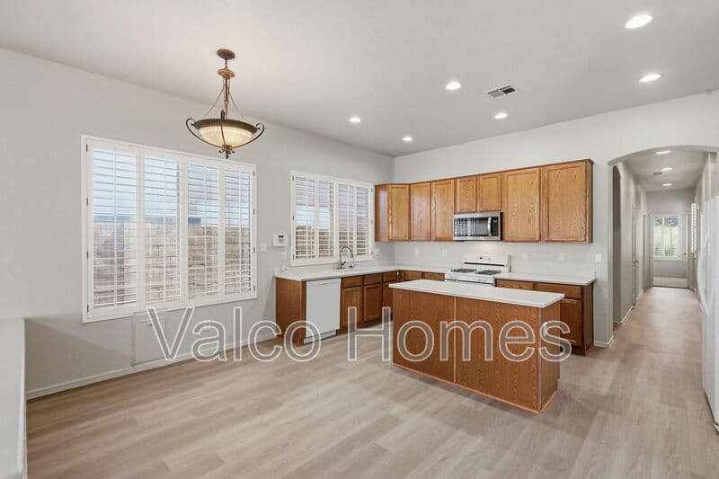 Gilbert House: 526 E Sheffield Ave