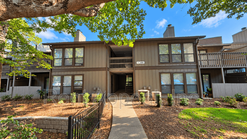 Marietta House: 214 Smokerise Cir SE