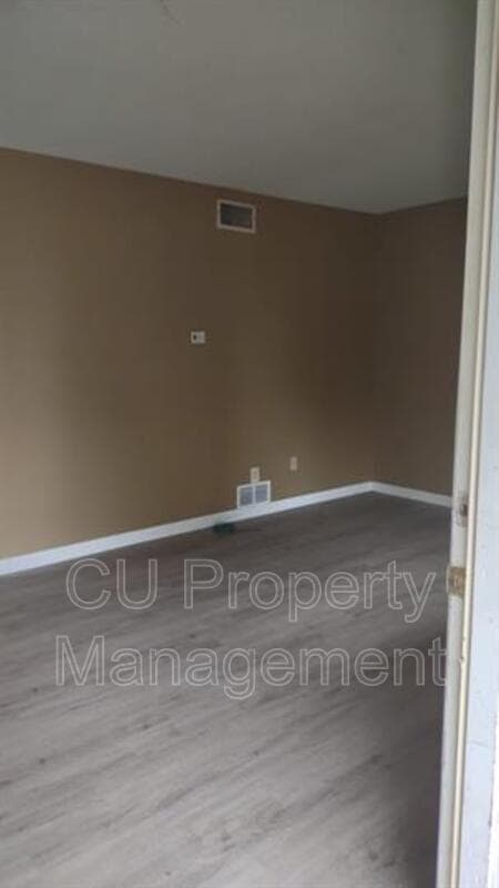 Champaign Condo: 711 W CHURCH St.