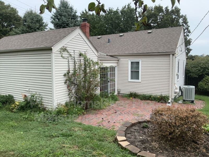 Omaha House: 1302 S 51st Ave