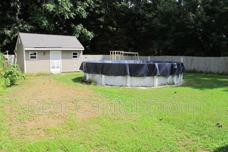 Albany House: 18 Ethel Dr
