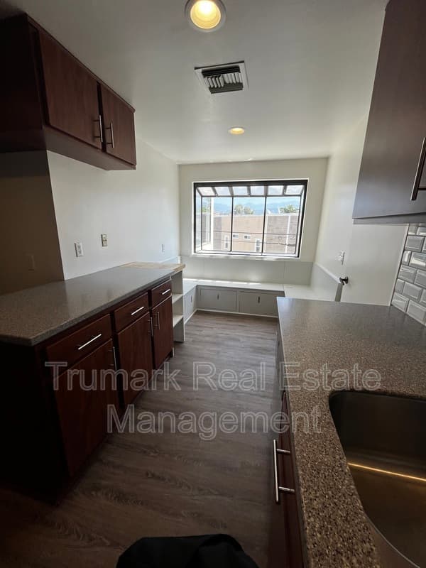 Glendale Condo: 412 N Kenwood St.