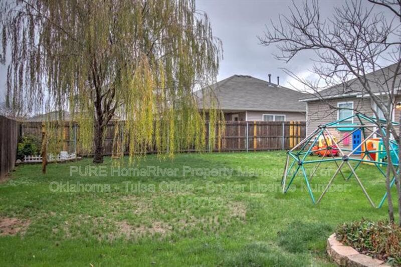 Broken Arrow House: 25443 E 92nd Ter S