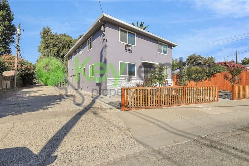 Sacramento House: 2714 San Fernando Way