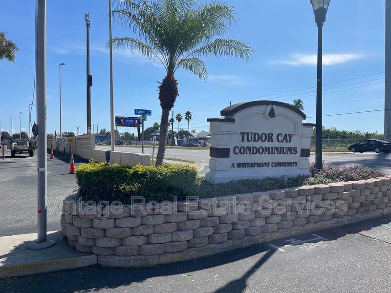 Tampa Condo: 9105 W Hillsborough Ave