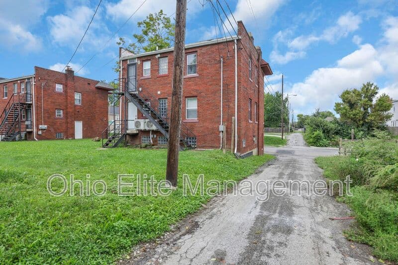 Columbus House: 1092 Oakwood Ave