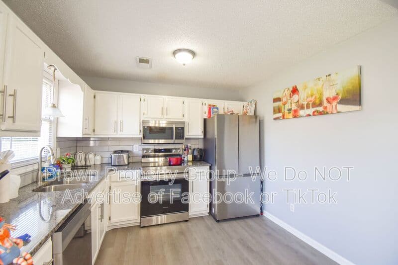 Fayetteville House: 5598 Windy Knoll Pl