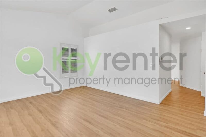 Sacramento House: 8428 Cassatt Way