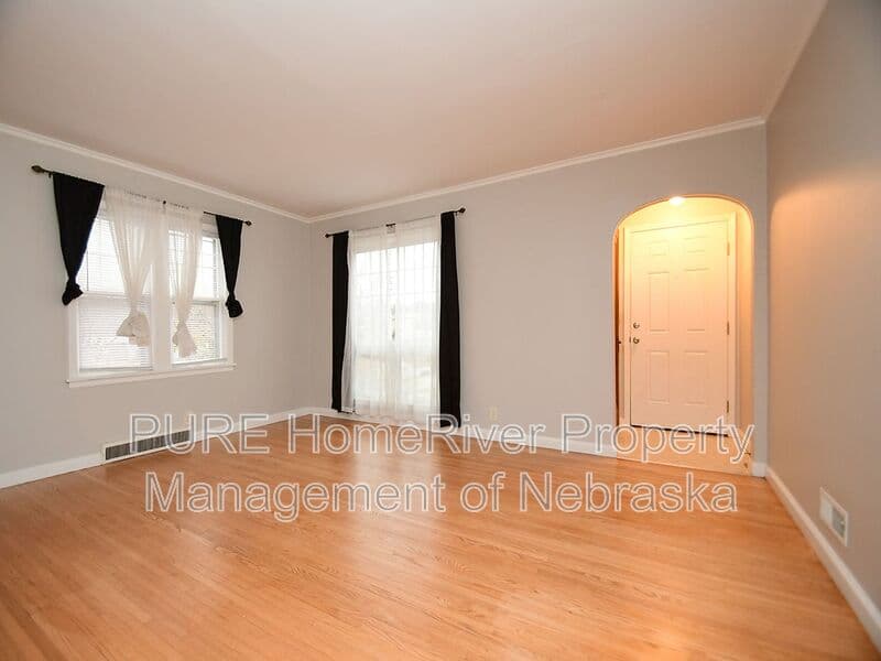 Omaha House: 2108 S 46th St