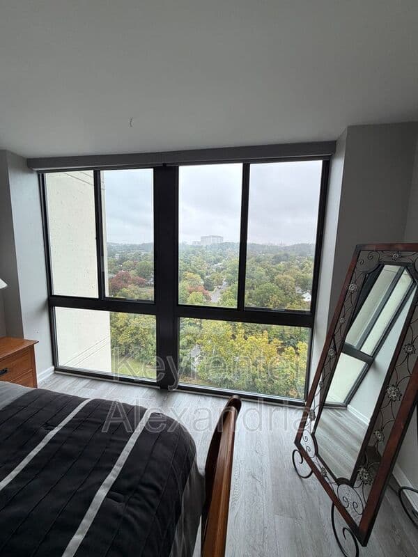 Alexandria House: 5300 Holmes Run Parkway