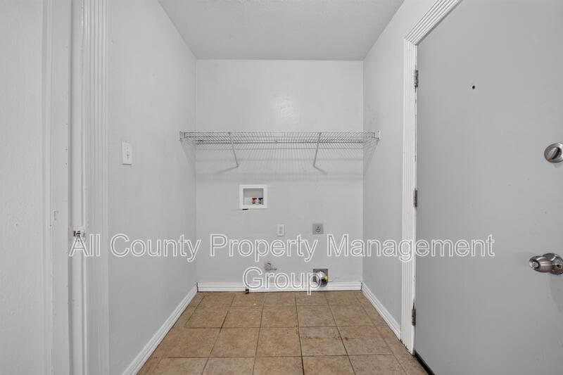 Bedford House: 2024 Charleston Drive