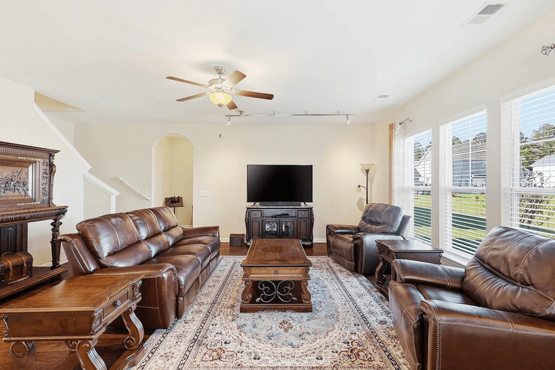 Savannah House: 225 Willow Point Cir