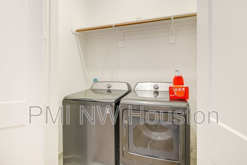 Houston House: 4706 Market St