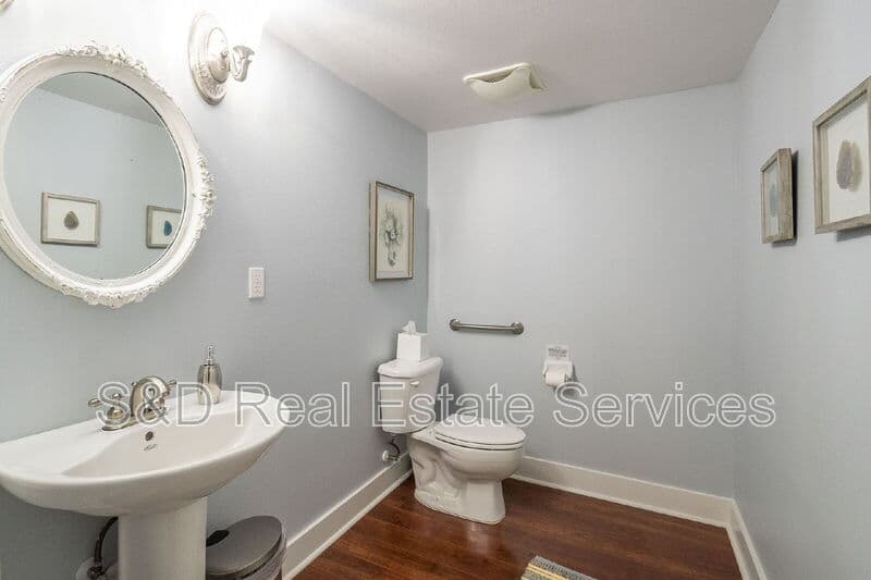 Lakeland House: 125 N Kentucky Ave