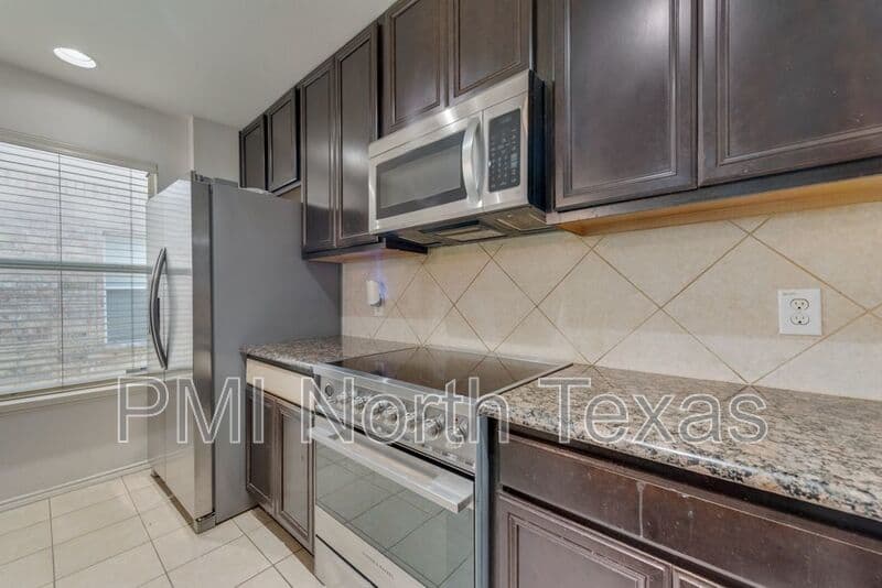 Fort Worth House: 8809 Valley River Drive