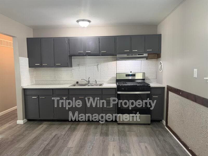 HAZELWOOD House: 7250 HOWDERSHELL RD
