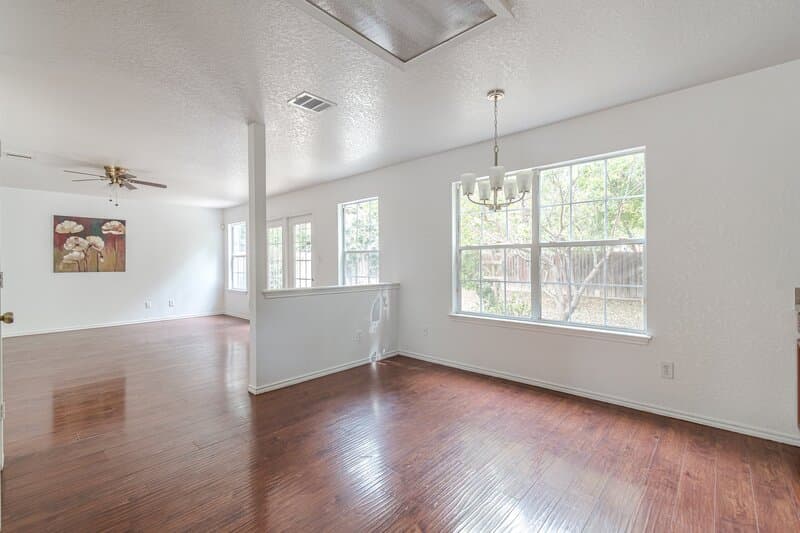 San Antonio House: 11223 Victory Cavern