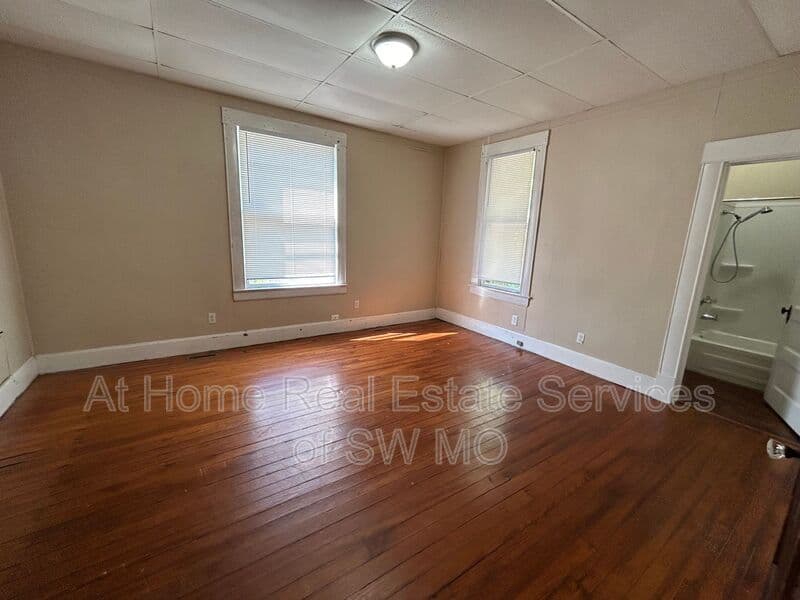 Springfield House: 625 S Broadway