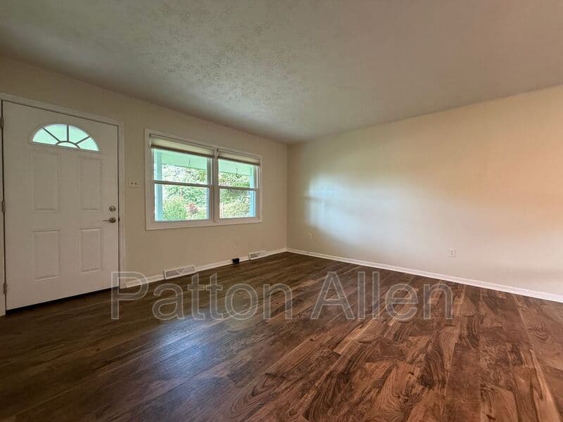 Fairview House: 14 Fox Run Pl