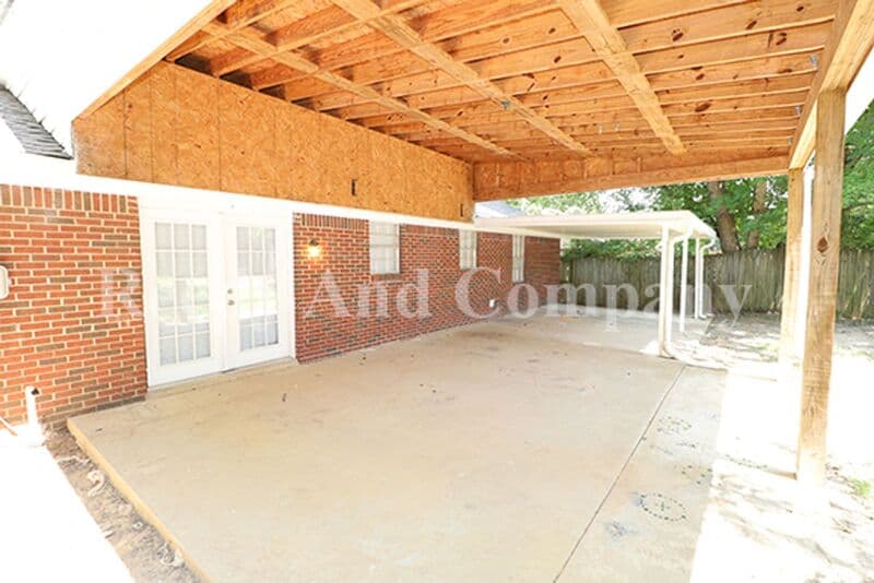 Horn Lake House: 3285 Mayfair Dr