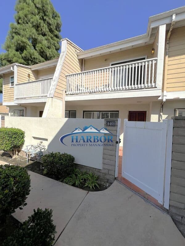 Hawthorne Townhome: 14468 Yukon Avenue