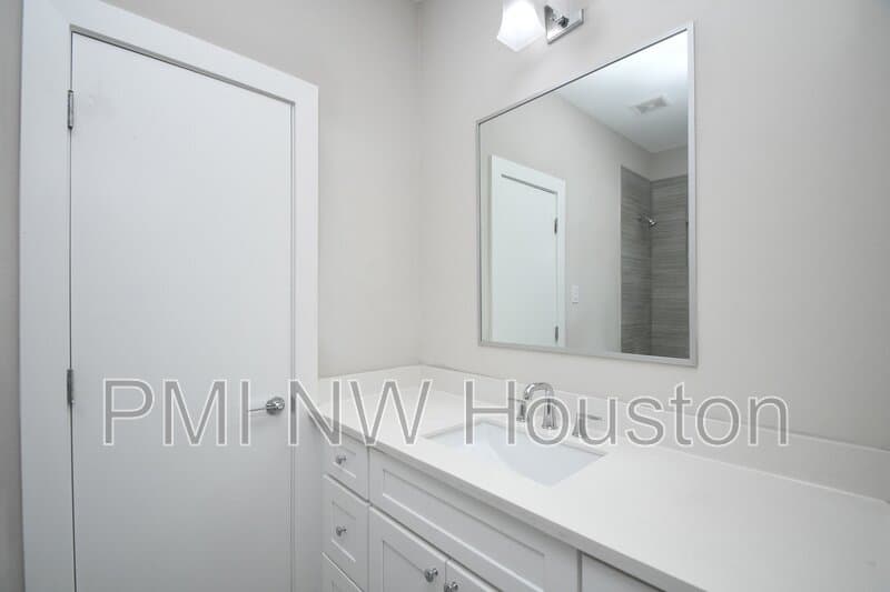 Houston House: 5904 Gardendale Dr