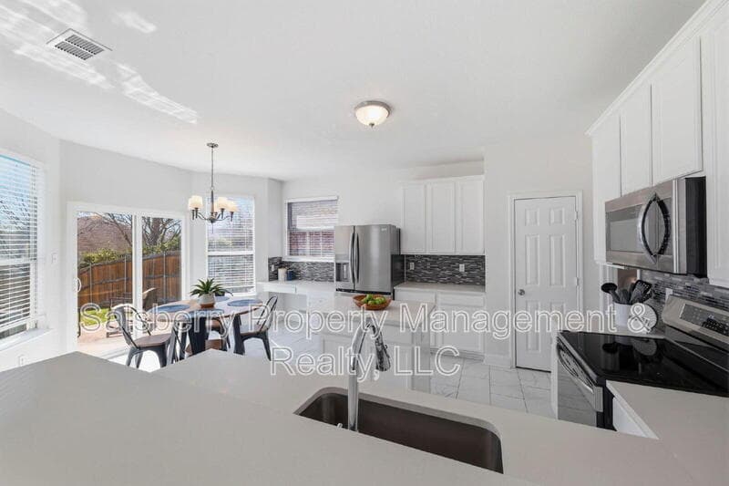 Fort Worth House: 4943 Sunset Ridge Drive