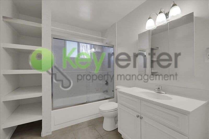Sacramento House: 2714 San Fernando Way