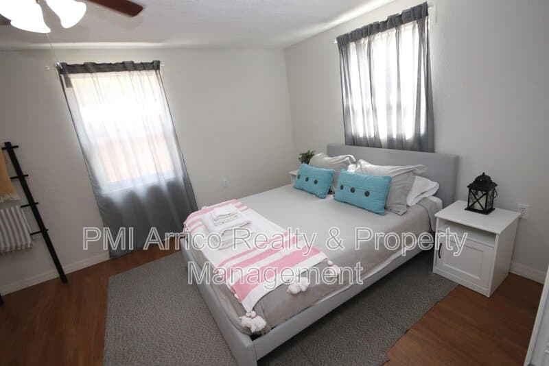 Tampa House: 1918 W Walnut St