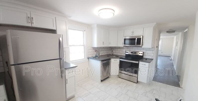 NEW MILFORD House: 125 RAILROAD ST
