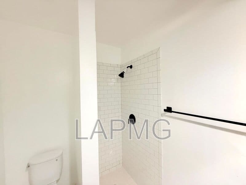 Los Angeles House: 1426 South Point View