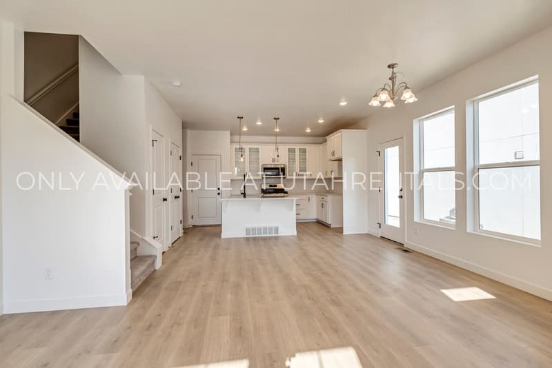 South Jordan House: 11474 S Andover Rd