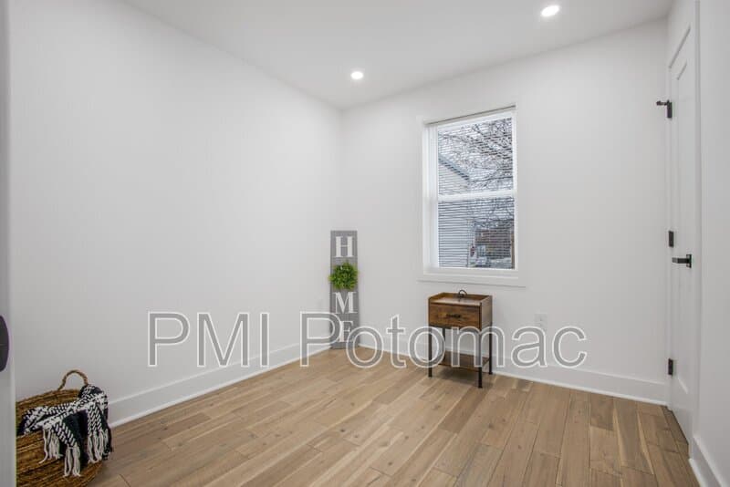 Washington Townhome: 702 19th St NE
