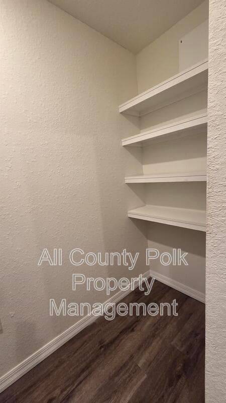 Lakeland Apartment: 915 Ariana St