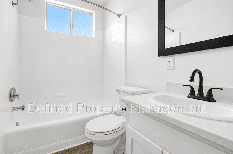 Tarzana House: 5919 Reseda Blvd 48