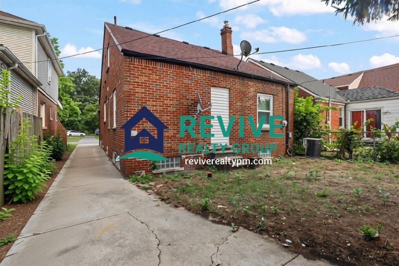 Detroit House: 18503 Prairie Street