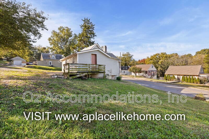 Kansas City House: 1501 N 29th St
