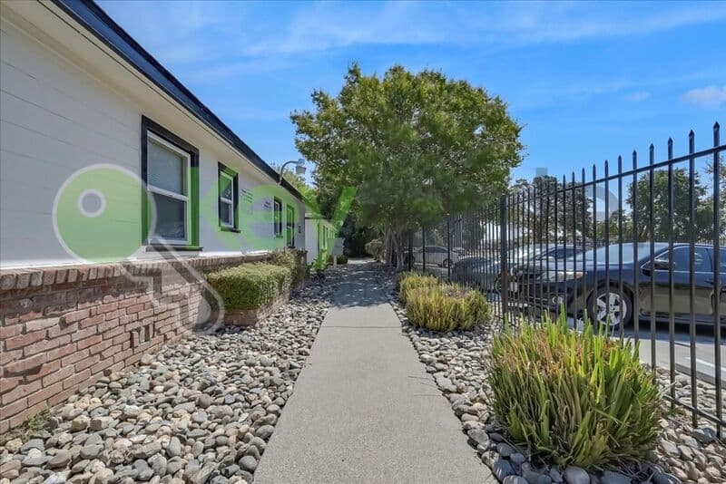 Sacramento House: 1071 Santiago Ave