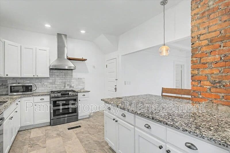 Savannah House: 1118 E Duffy St