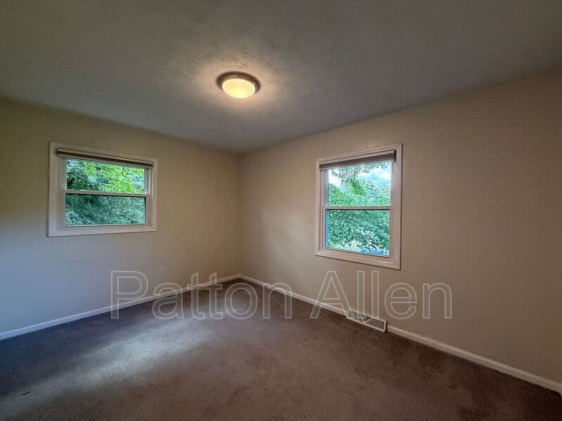 Fairview House: 14 Fox Run Pl