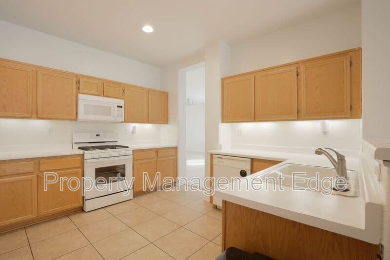 Hemet House: 127 Fuerte Ct