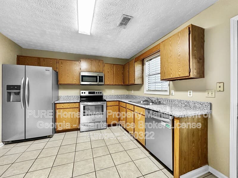 Woodstock Townhome: 506 Oakwood Ct