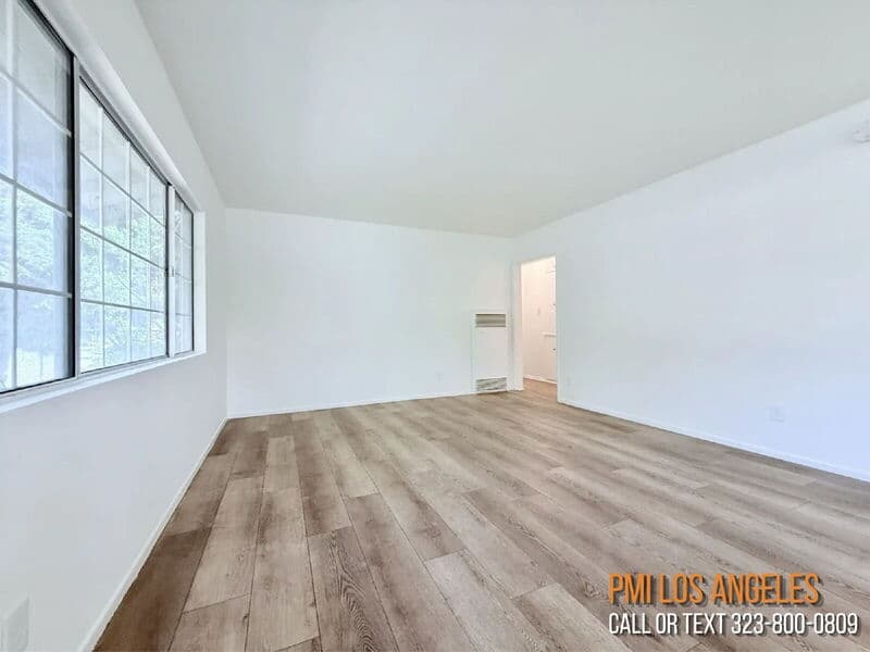 North Hollywood Condo: 10565 Camarillo St