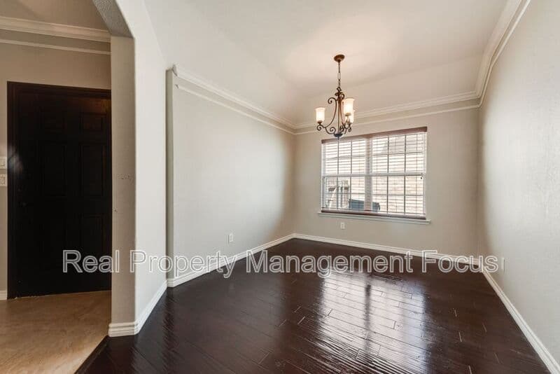 The Colony House: 5846 Pinebrook Dr