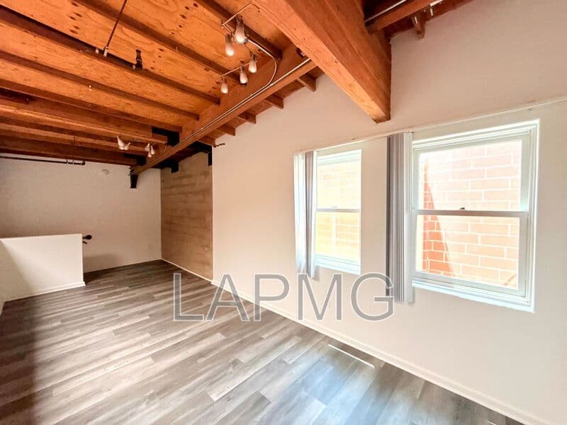Los Angeles House: 1734 N. Main St.,/ 633 Gibbons Street - 633-160